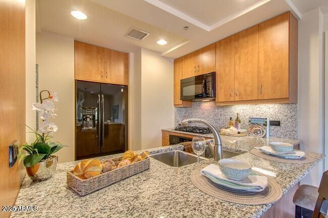 Building Photo - 7161 E Rancho Vista Dr