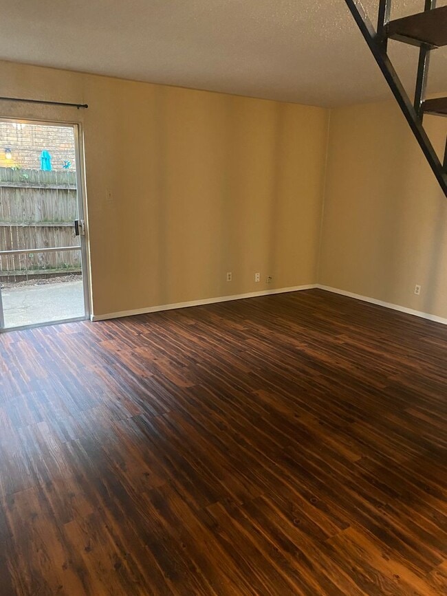 Building Photo - 2414 W Abram Apt V