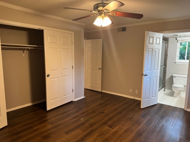 Building Photo - Charming 3 bed 2 bath Townhouse near Nippe...