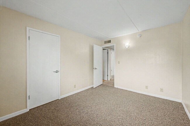 Building Photo - University/ Downtown- 1 bedroom first floor condo