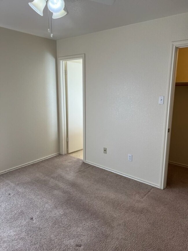 Building Photo - 913