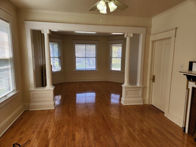 Building Photo - 1200 Parkwood Blvd