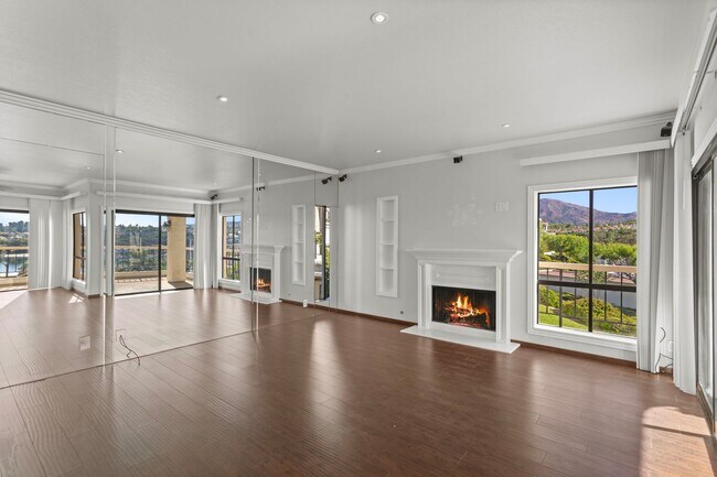 Building Photo - Stunning 2 bedroom *LAKE VIEW* condo for r...