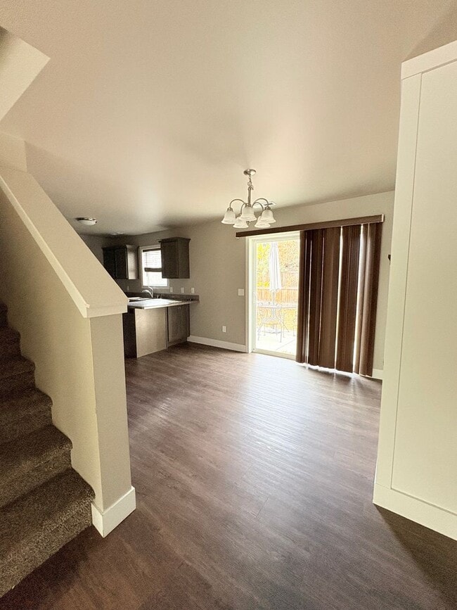 Building Photo - Beautiful 3 Bed Townhome