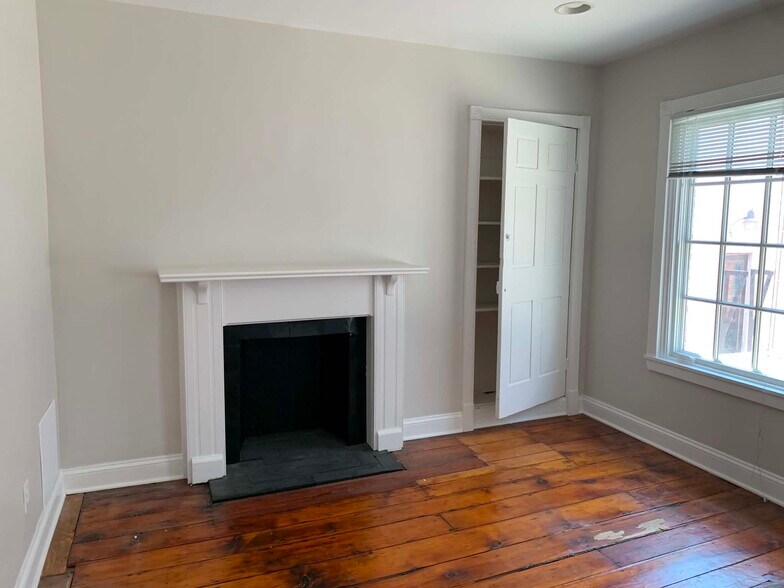Family room - 7 E Franklin St