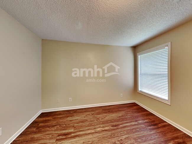 Building Photo - 230 Hunters Chase