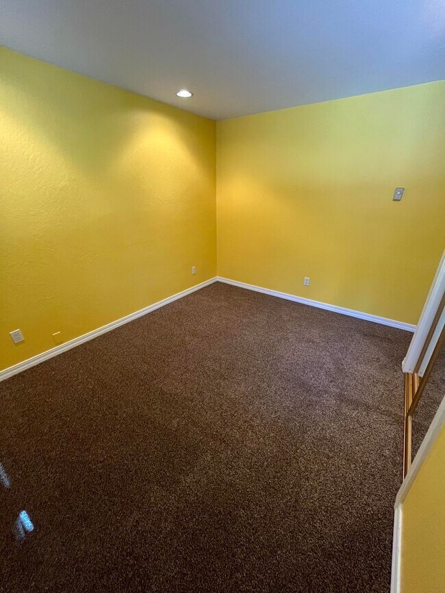 Building Photo - Available Now! 4 bedroom, 2.5 bath unit