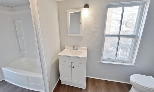 Building Photo - 516 Main St