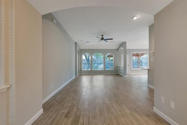 Building Photo - 26 Hidden Meadow Dr