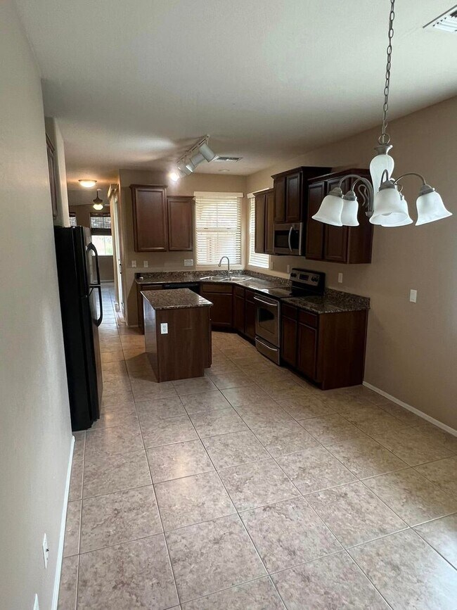 Building Photo - 4-bedroom and loft in the Willows with com...