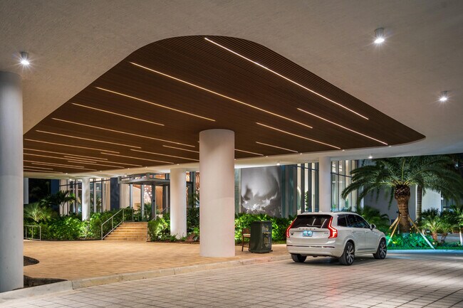 Building Photo - 700 NE 24th St