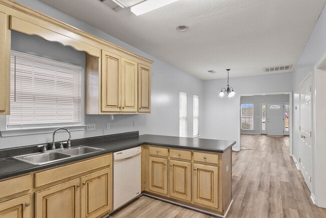 Building Photo - Nice 3 Bed 2 bath Home Available! Schedule Your Tour Today!