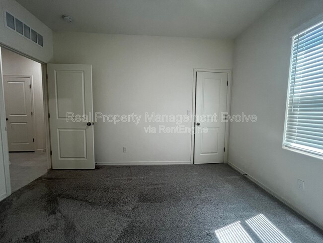 Building Photo - 19434 W Hazelwood St