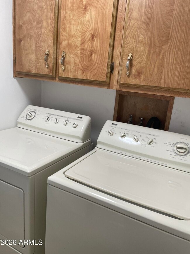 Building Photo - 415 E Villa Theresa Dr