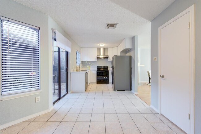 Building Photo - 1620 Good Day Dr
