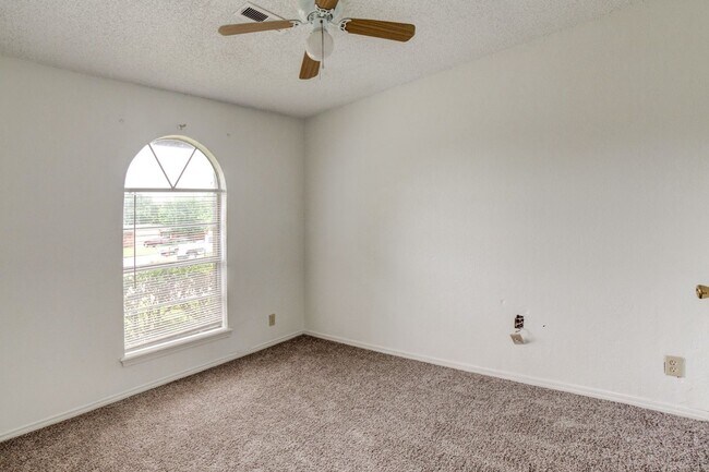 Building Photo - 4 Bed | 2 Bath | Broken Arrow | October
