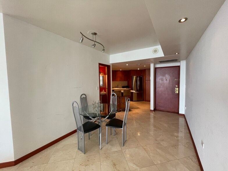 Building Photo - 801 Brickell Bay Dr