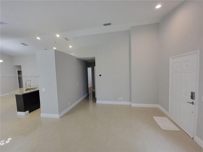 Building Photo - 928 Falling Water Rd