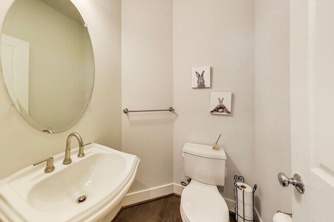 Building Photo - Stunning Contemporary Townhome - 4 Bedroom...