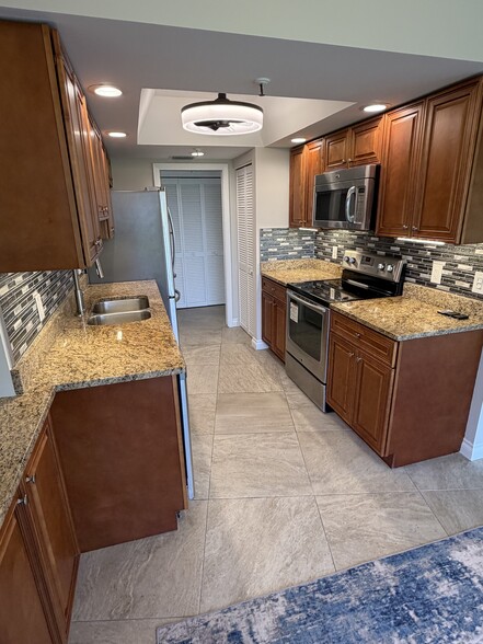Building Photo - 5279 Fountains Dr S