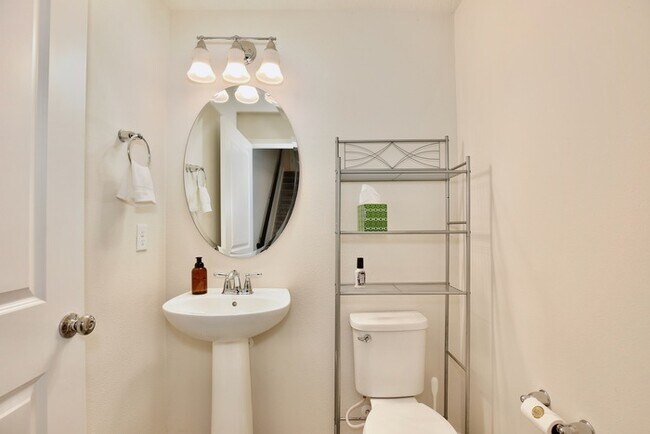 Building Photo - Beautiful 3/2.5 Modern Townhome with a Pri...