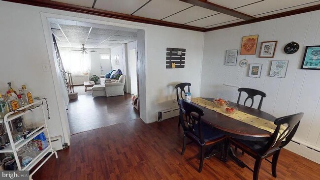 Building Photo - 415 E Flora St