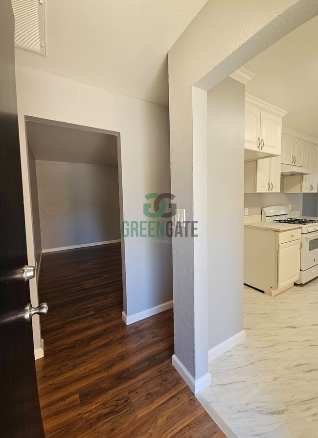 Building Photo - NOW AVAILABLE! 3 Bedroom, 1 Bathroom Home ...