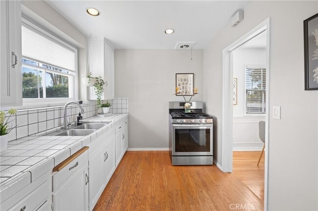 Building Photo - 2854 Mayflower Ave