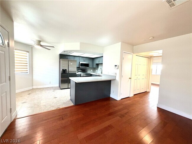Building Photo - 920 Rockview Dr
