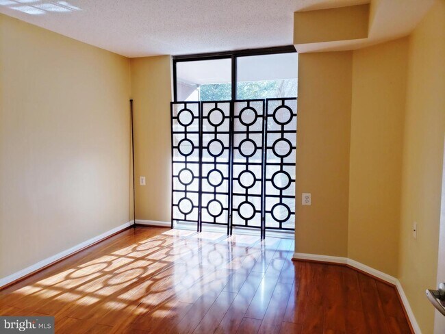 Building Photo - 10101 Grosvenor Pl