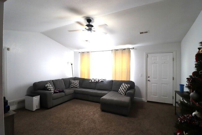 Building Photo - Spacious home for rent!