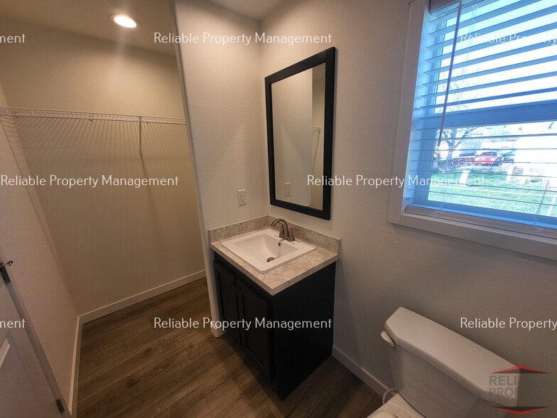 Building Photo - 850 Eden Dr