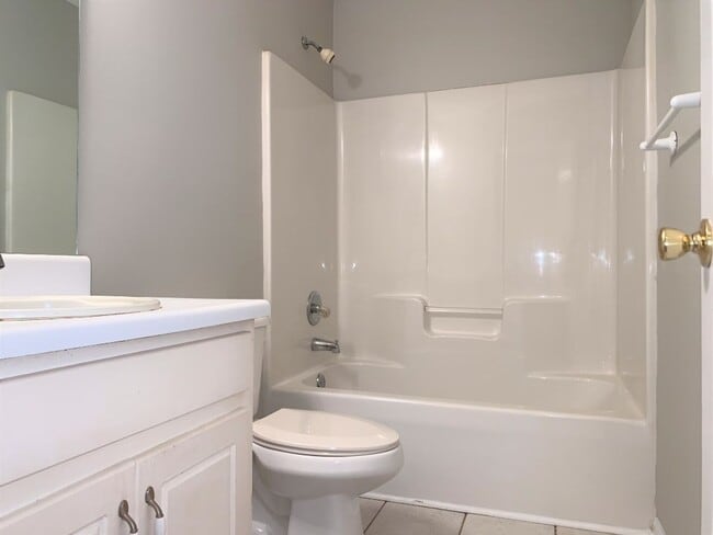 Building Photo - Wow! Northgate district! 3 bed, 2 bath, ranch style home, hardwood flooring, must see!