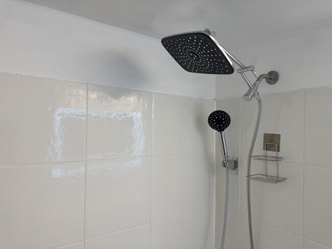 Building Photo - 15214 Woodlawn Ave