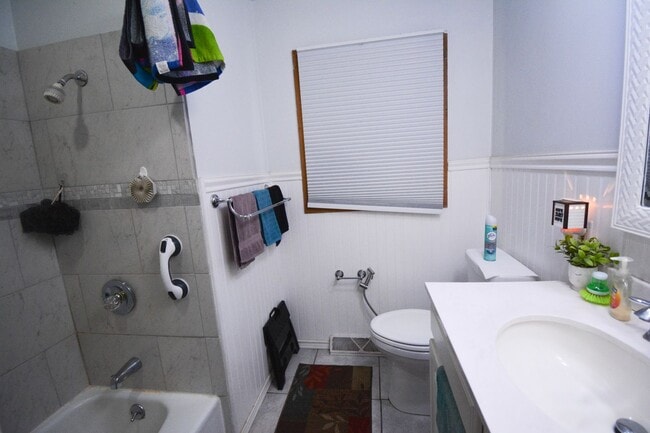 Building Photo - 3bed 2bath Available For Rent in Easy Access Area!