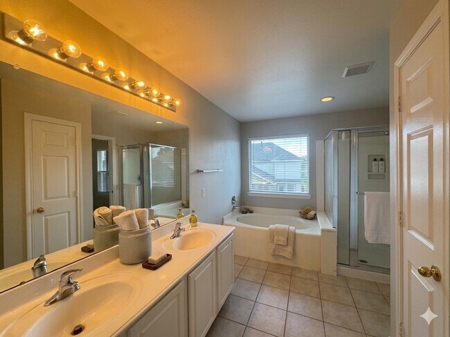 Building Photo - 5711 Vinemont Ln