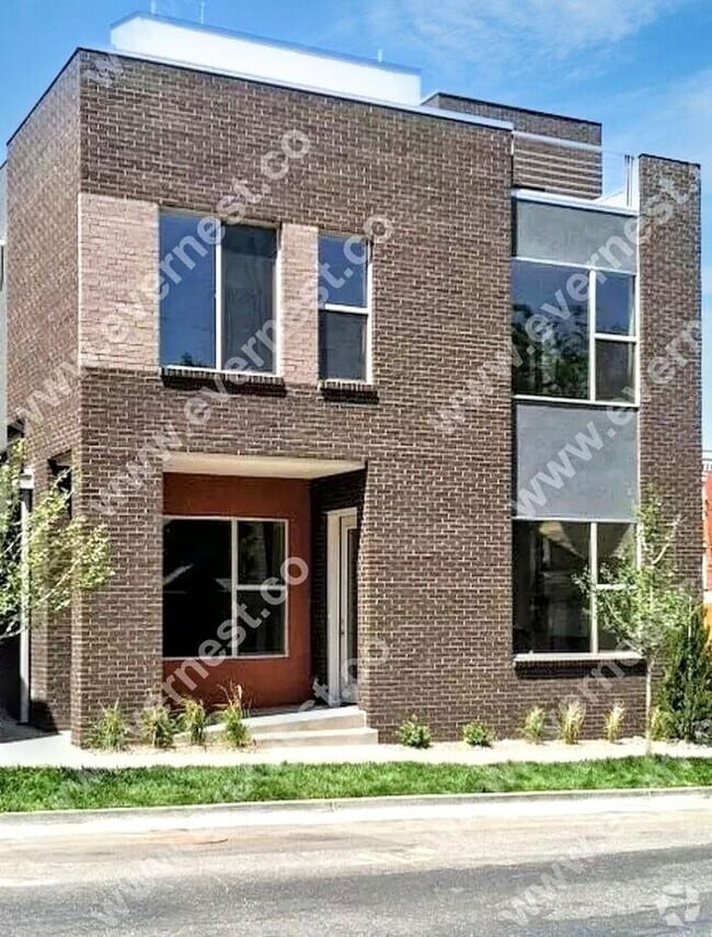 Building Photo - Modern 3-Bedroom Townhome in a Great Locat...