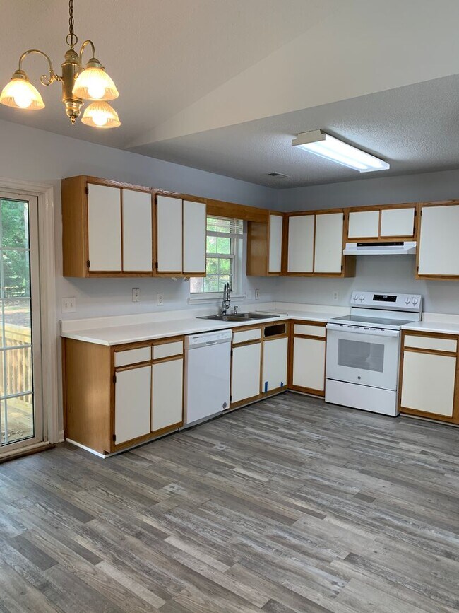 Building Photo - 211 Friendly Ln