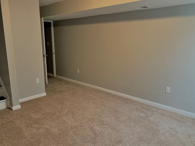 Building Photo - 3 Bedroom House in Southside Slopes with Off Street Parking Spot