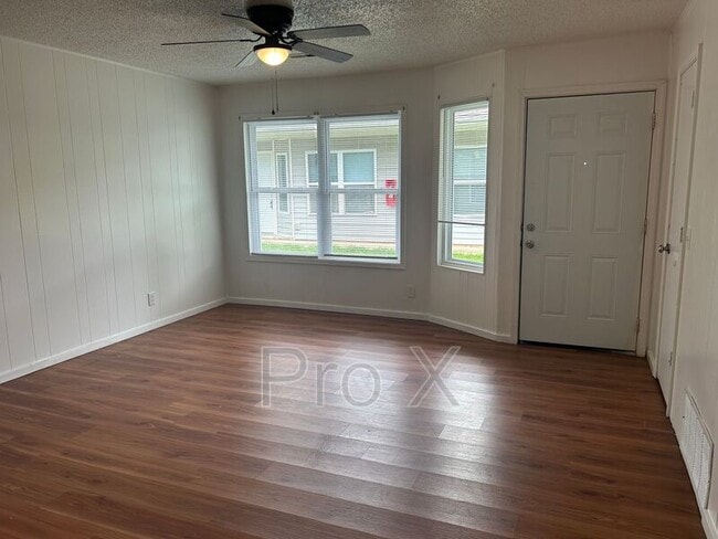 Building Photo - 409 Park St