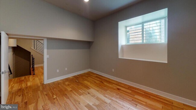 Building Photo - 2701 W Girard Ave
