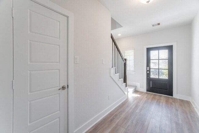 Building Photo - 10627 Whitejacket