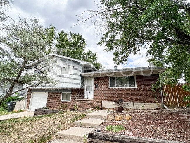 Building Photo - Tri-level Home with Newly Renovated Kitchen