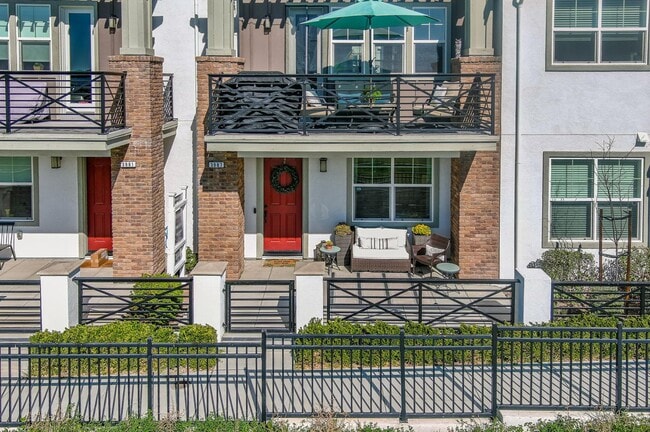 Building Photo - Jordan Ranch Townhouse 4 bed / 3.5 bath, G...