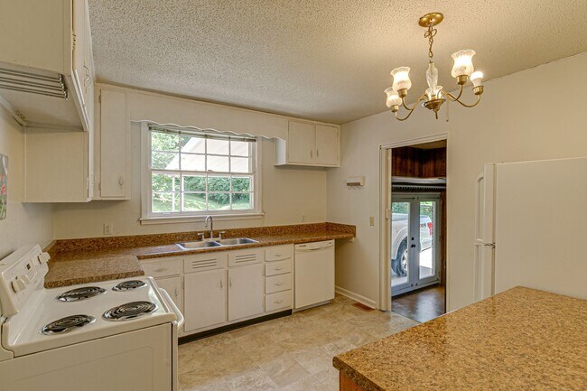 Building Photo - Cozy One Story, 3 bedroom, 2 baths, 1411 sqft