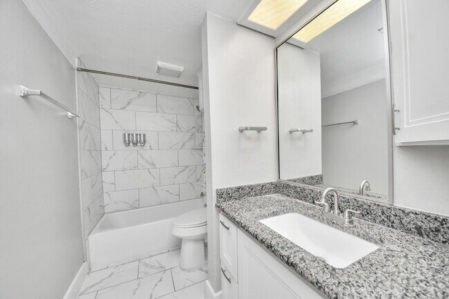 Building Photo - 4503 Hollybrook Ln