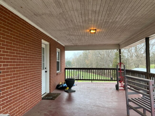 Building Photo - Spacious All Brick 3 Bed/2 Bath Ranch Home - Large Lot (approx. 1.75 acres) - Fenced Backyard - 3...
