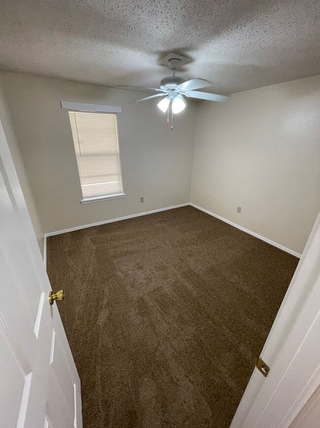 Building Photo - 2344 Elm Park Dr