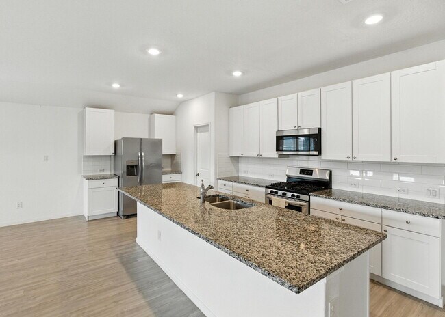 Building Photo - Beautiful 4 Bed, 3 Bath Home - Spacious & ...