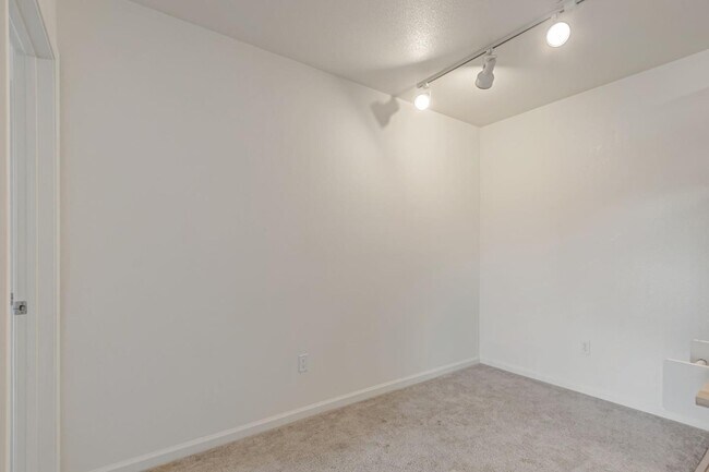 Building Photo - 3128 Loma Verde Dr
